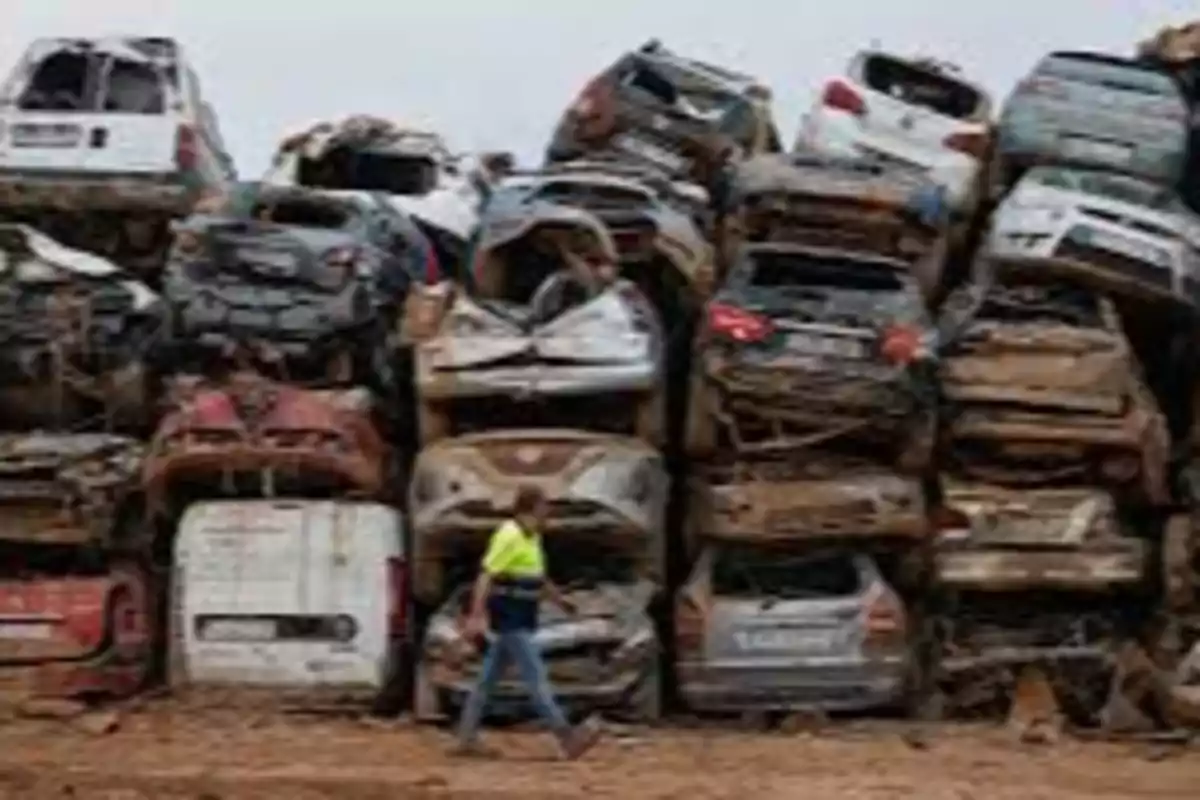 Coches destrozados por la DANA