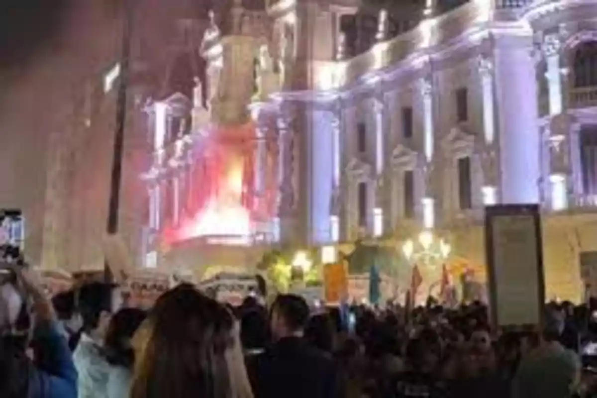 Bengalas ardiendo en el Ayuntamiento de Valencia