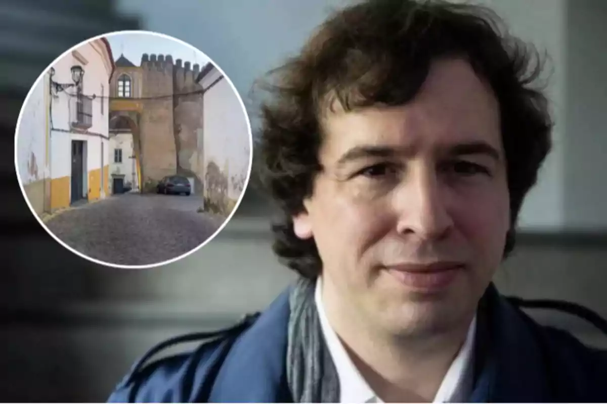 Un hombre con cabello rizado y una expresión neutral aparece en primer plano, mientras que en un recuadro circular se muestra una calle empedrada con edificios de estilo antiguo y un coche estacionado.