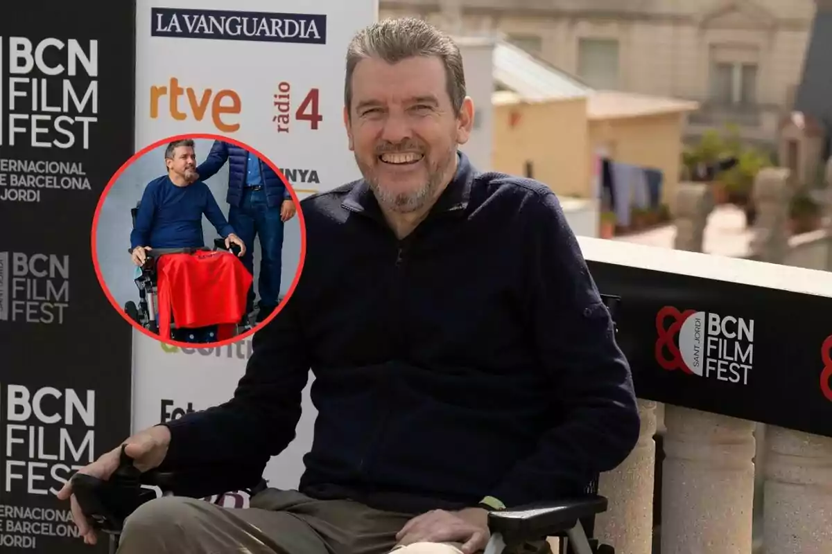 Un hombre sonriente en silla de ruedas en un evento del BCN Film Fest con un recuadro que muestra una imagen anterior de él también en silla de ruedas.