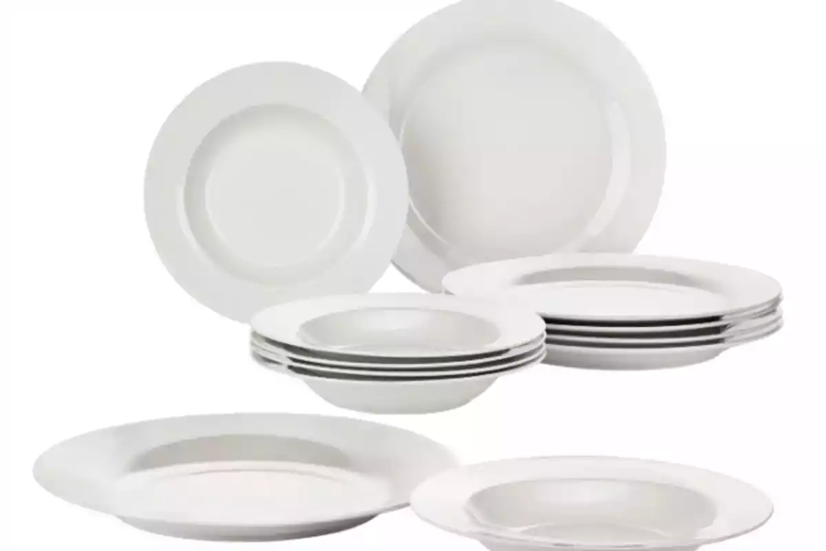 Un conjunto de platos blancos apilados de diferentes tamaños. Un conjunto de platos blancos apilados de diferentes tamaños.
