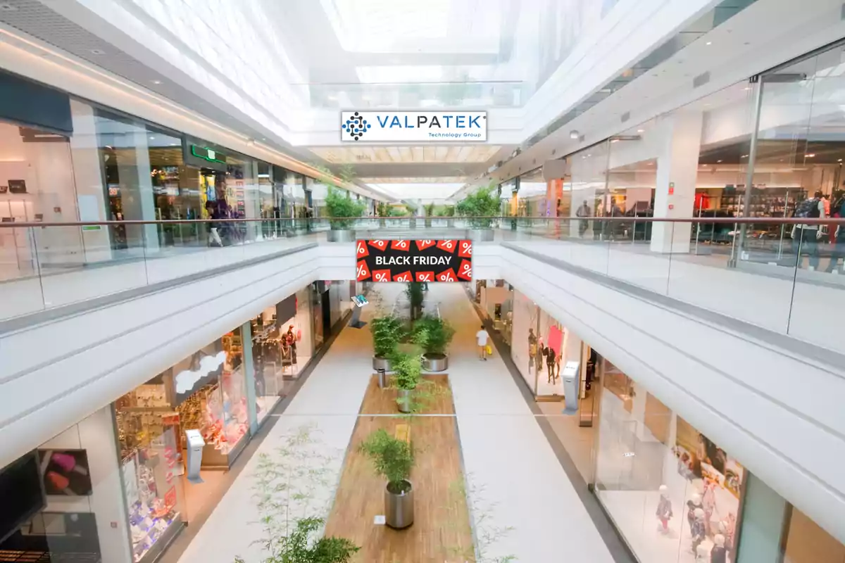 Centro comercial moderno con tiendas a ambos lados y un cartel de Black Friday en el centro.