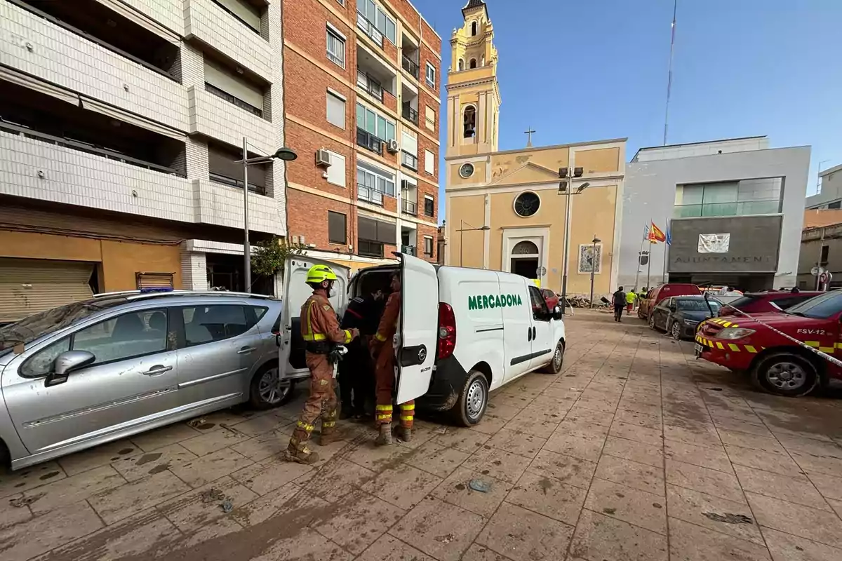 Bomberos recibiendo ayuda de Mercadona