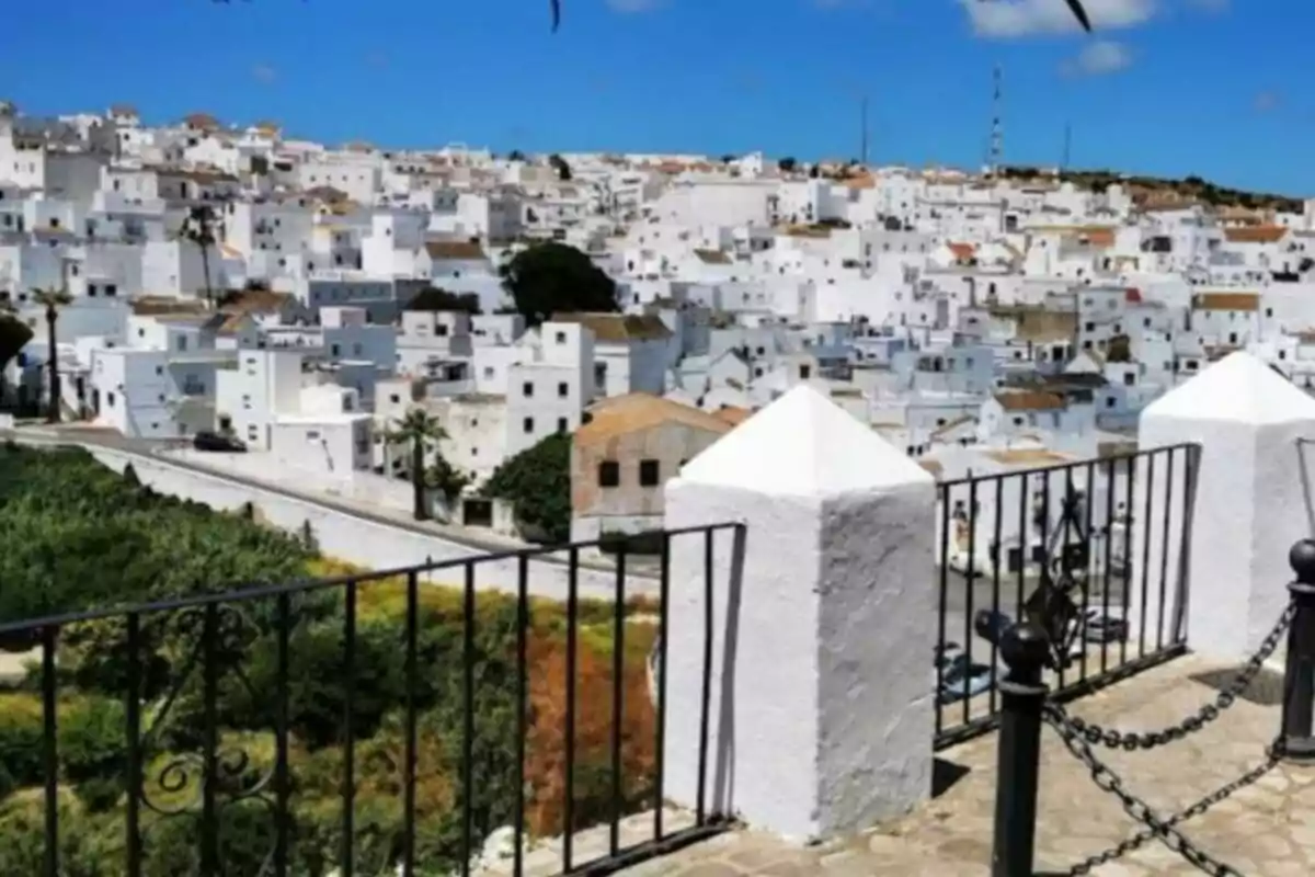 Vista panorámica de un pueblo con casas blancas y un cielo despejado.