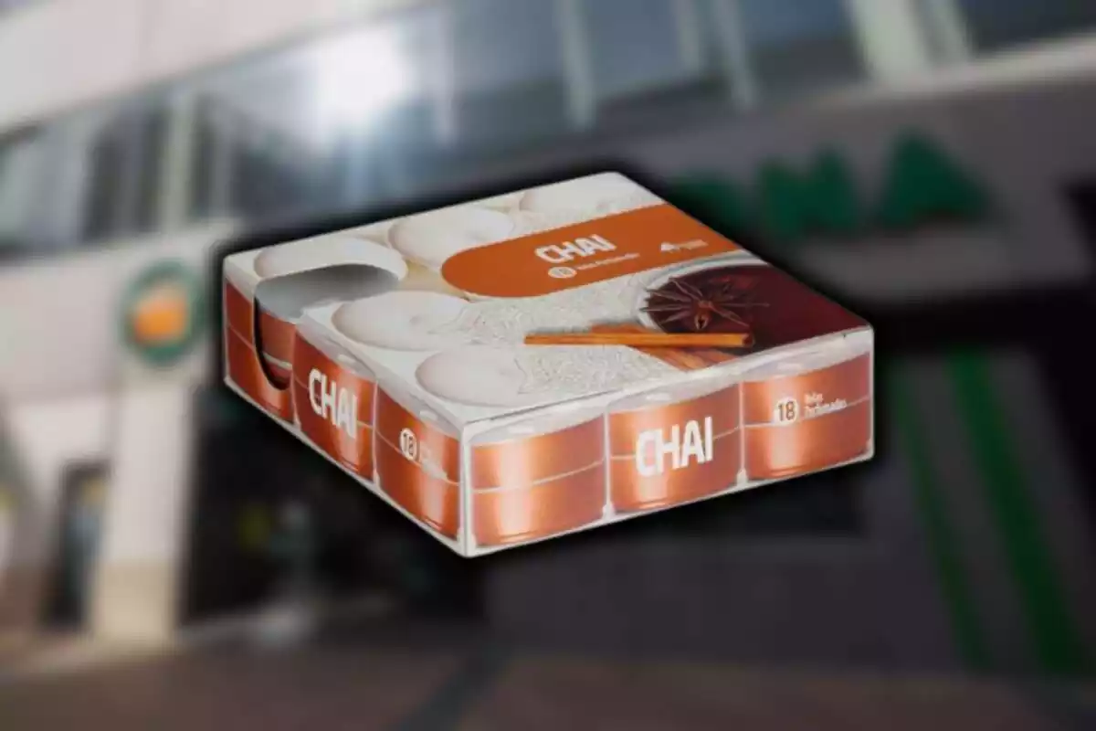 Caja de velas de chai sobre fondo de Mercadona desenfocado Caja de velas de chai sobre fondo de Mercadona desenfocado