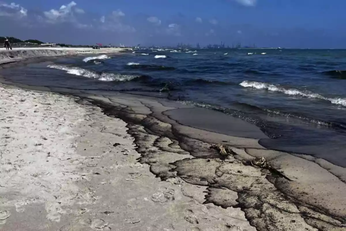 El vertido de fuel que contamina kilómetro y medio de playas del sur de Valencia