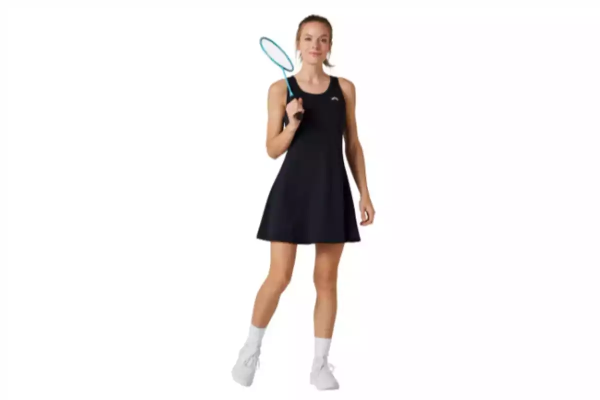 Persona con vestido deportivo negro sosteniendo una raqueta de bádminton. Persona con vestido deportivo negro sosteniendo una raqueta de bádminton.