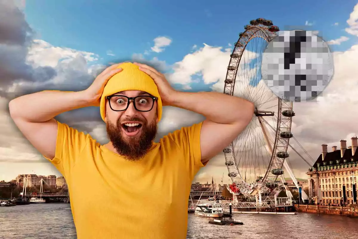 Hombre con gorro y camiseta amarillos, sorprendido, con las manos en la cabeza, frente a una noria gigante y un río.