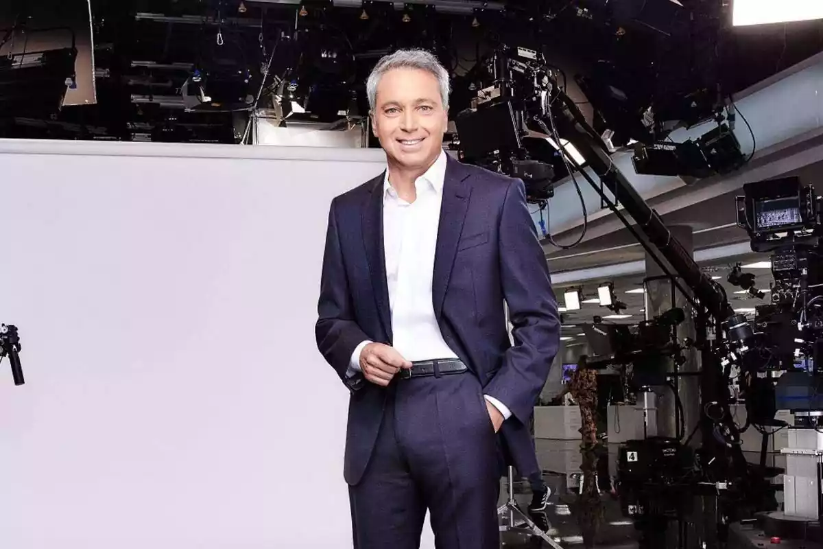 Vicente Vallés sonriendo en Antena 3 Noticias Vicente Vallés sonriendo en Antena 3 Noticias