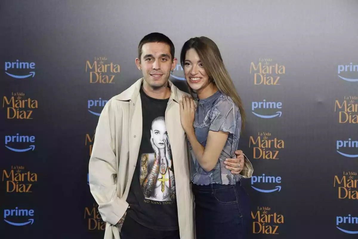 Víctor Elías y Ana Guerra posando sonriendo en la premiere de 'La vida de Marta Díaz'