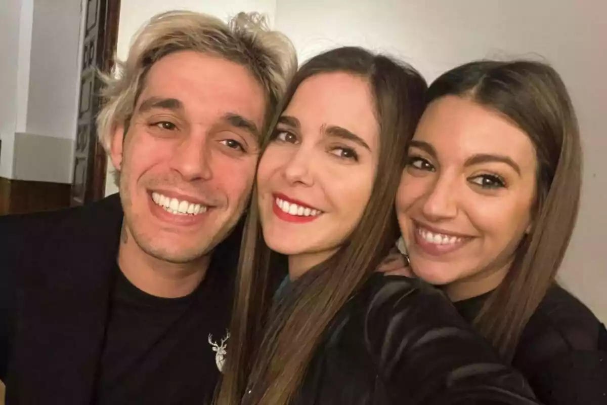 Post de Natalia Sánchez en Instagram con Víctor Elías y Ana Guerra sonriendo vestidos de negro el 18 de diciembre de 2022