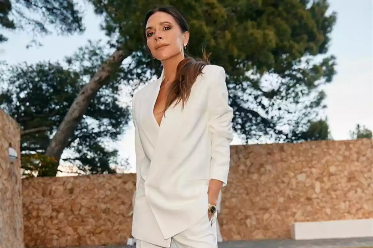 Victoria Beckham posa con un traje blanco en la presentación de su colección con Mango