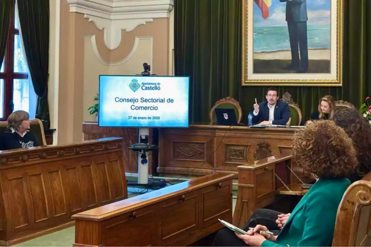 Reunión del Consejo Sectorial de Comercio en el Ayuntamiento de Castelló