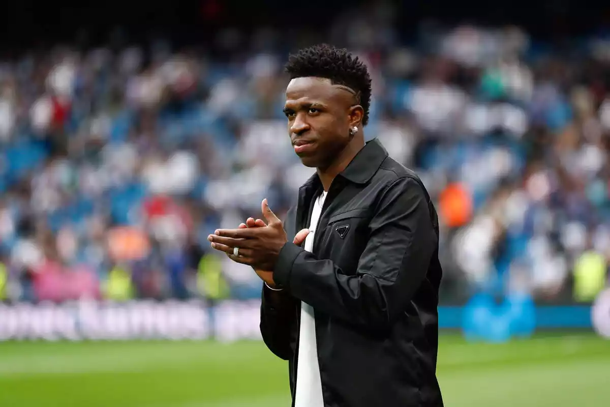 Vinícius Júnior aplaudiendo al público del Santiago Bernabéu