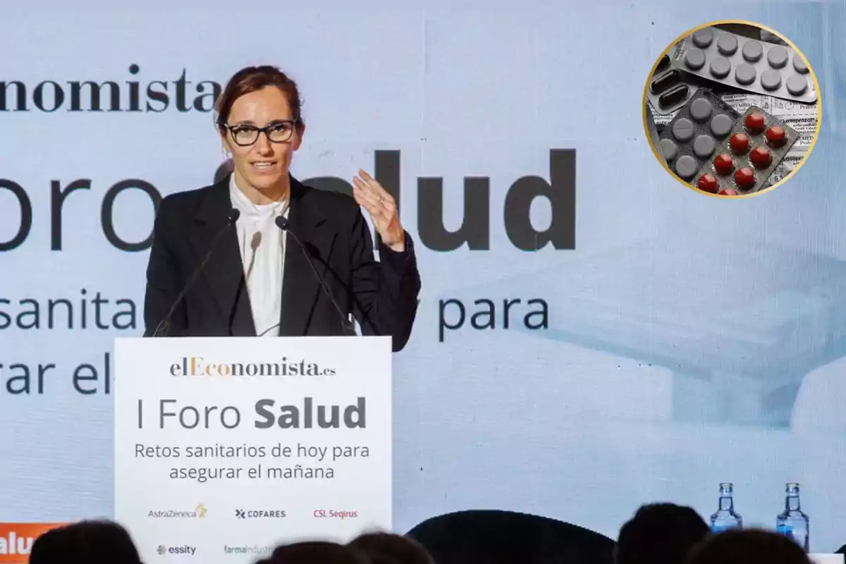 Una mujer con gafas y traje negro está hablando en un podio durante el I Foro Salud organizado por elEconomista.es, con el tema "Retos sanitarios de hoy para asegurar el mañana"; en la esquina superior derecha hay una imagen de varias pastillas en blíster.