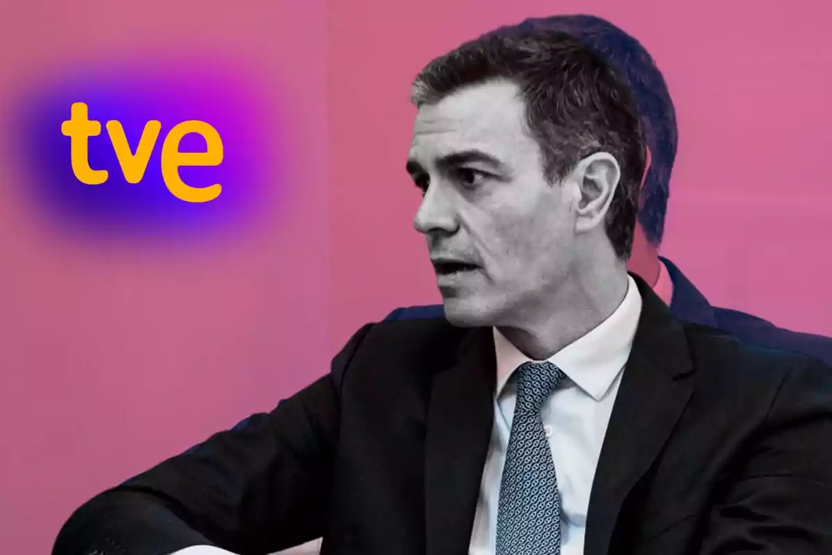 Un hombre en traje y corbata aparece en un fondo rosa con el logotipo de TVE en amarillo y púrpura.