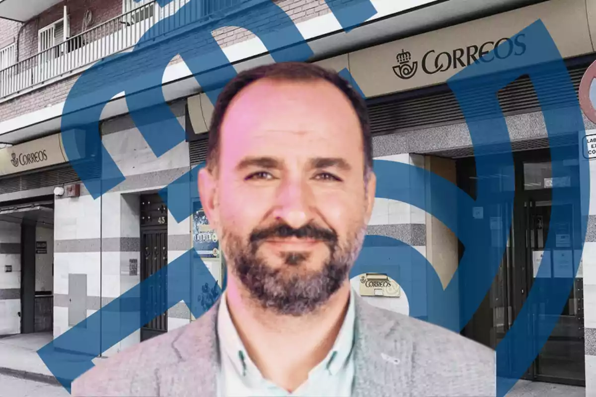Un hombre de barba y cabello corto aparece en primer plano frente a una oficina de Correos con un logotipo azul superpuesto en la imagen