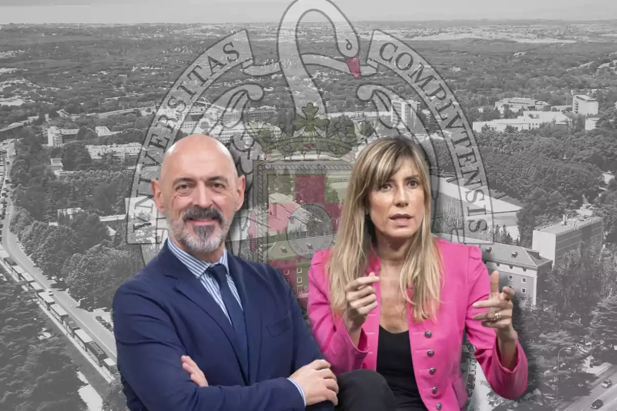 Dos personas posando frente a un fondo con el escudo de la Universidad Complutense de Madrid.