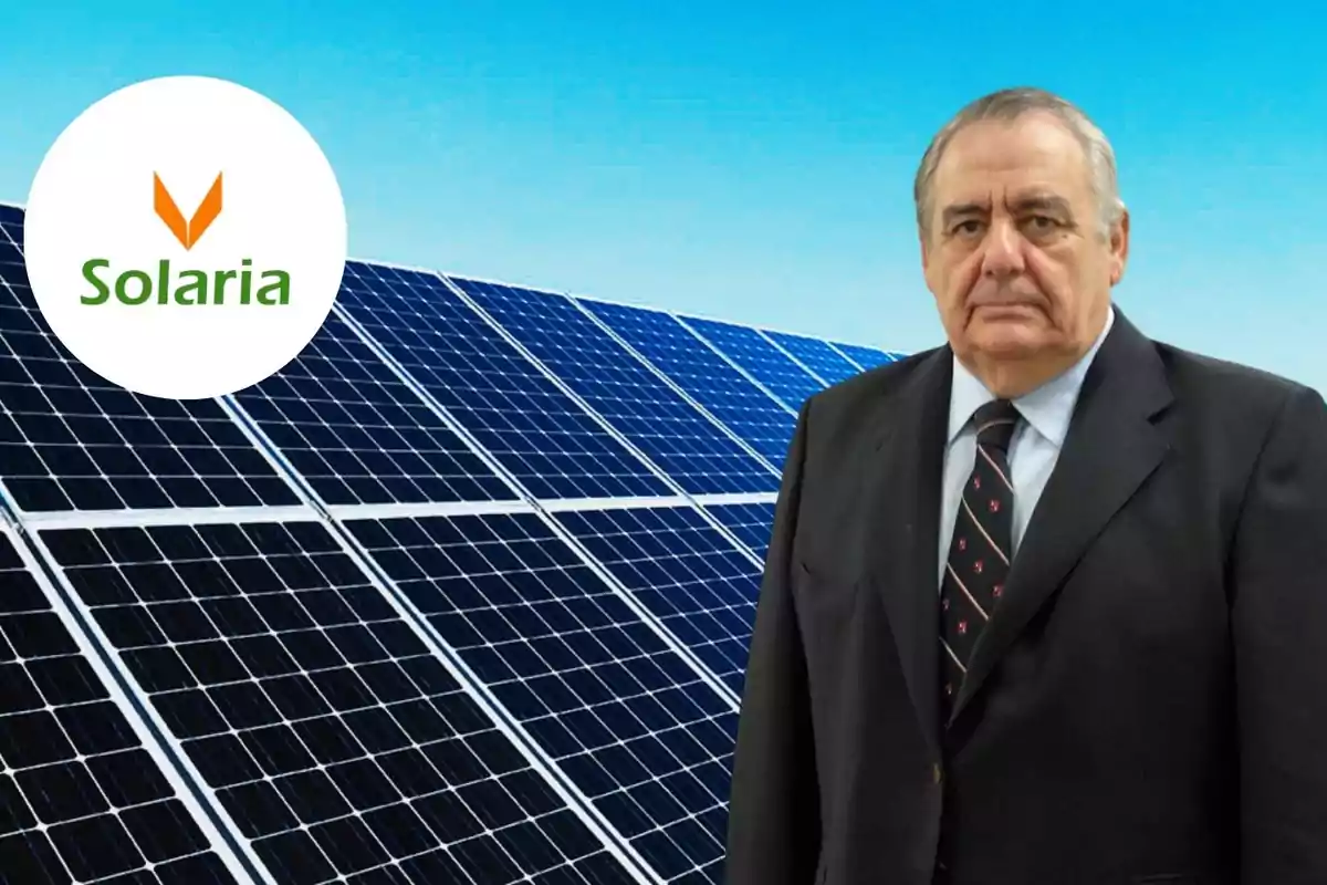 Un hombre de traje frente a paneles solares con el logo de Solaria.