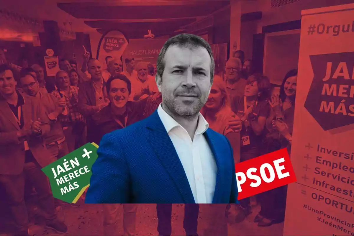 Un hombre con traje azul está en primer plano, mientras que detrás hay un grupo de personas sonriendo y aplaudiendo, junto a carteles que dicen "Jaén Merece Más" y "PSOE".