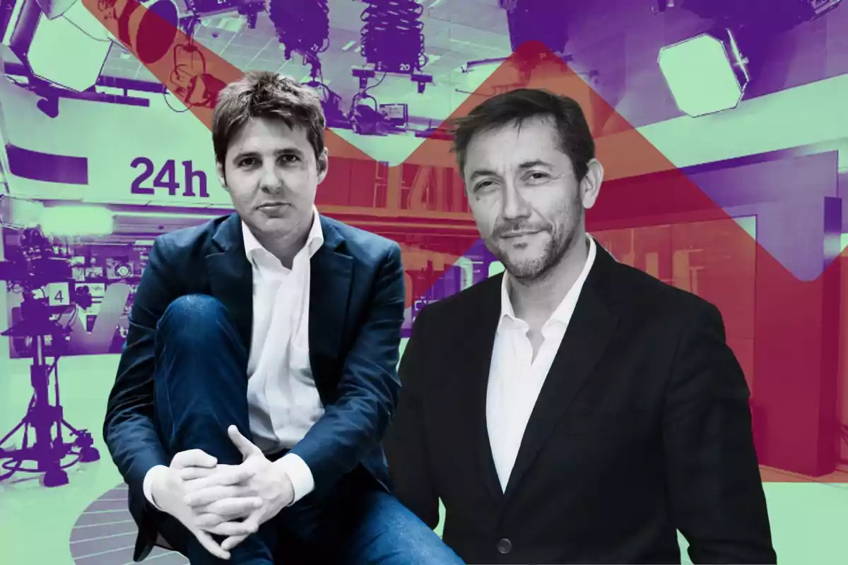 Dos hombres en traje posan frente a un fondo colorido que muestra un estudio de televisión con luces y cámaras.