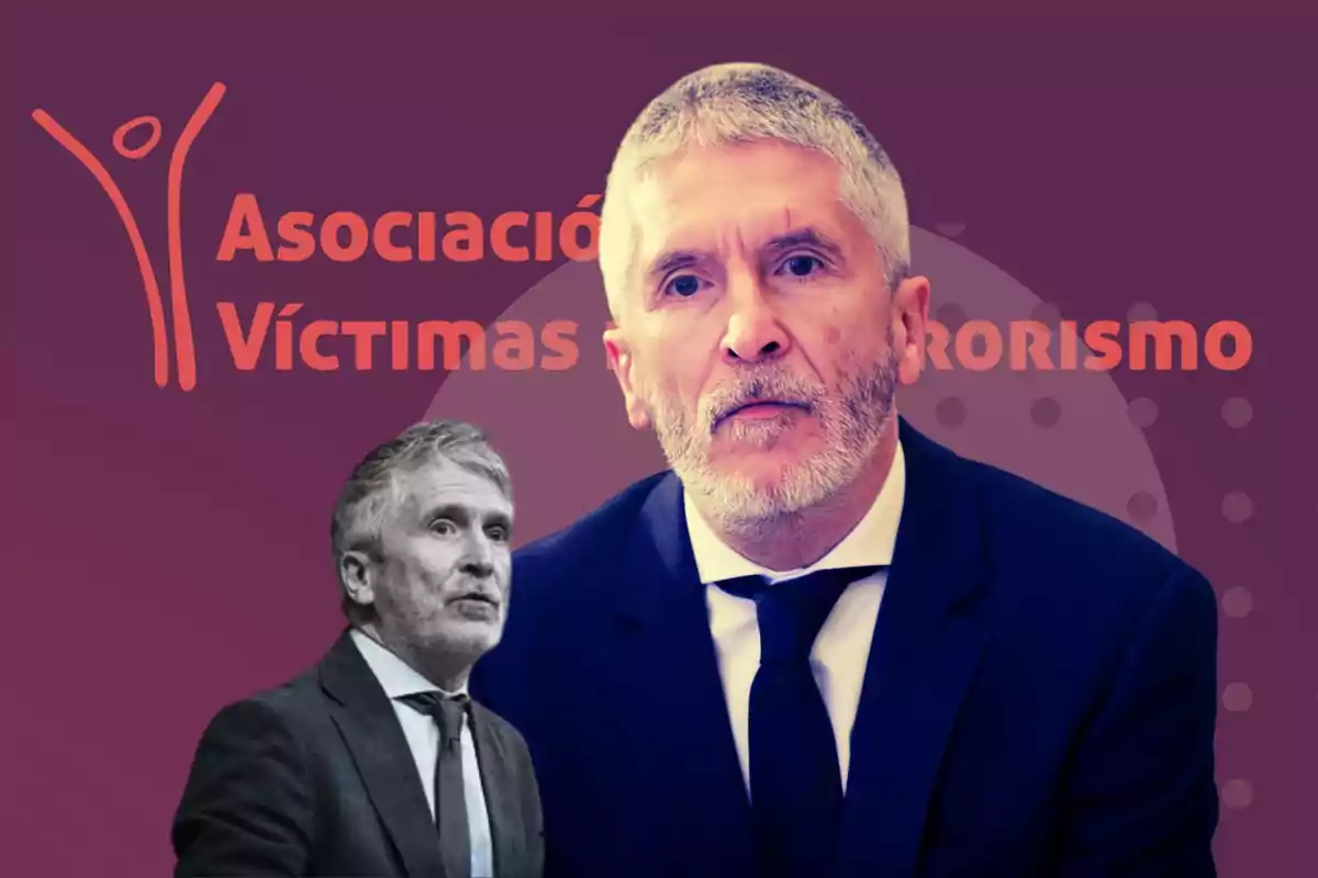 Un hombre con traje y corbata aparece en primer plano con una expresión seria, mientras que en el fondo se observa el logo de la Asociación de Víctimas del Terrorismo sobre un fondo morado.