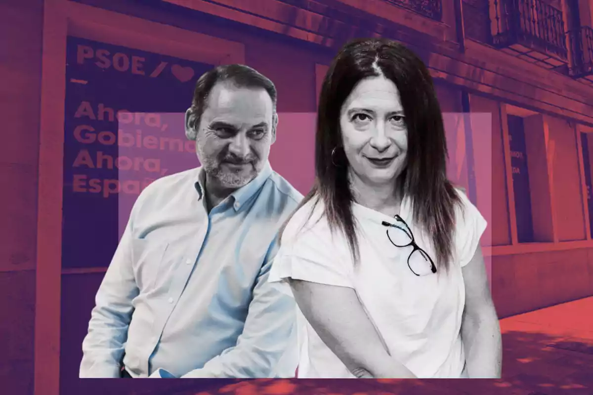 Dos personas en primer plano con expresión seria sobre un fondo de edificio y un cartel del PSOE con colores morados y rosados