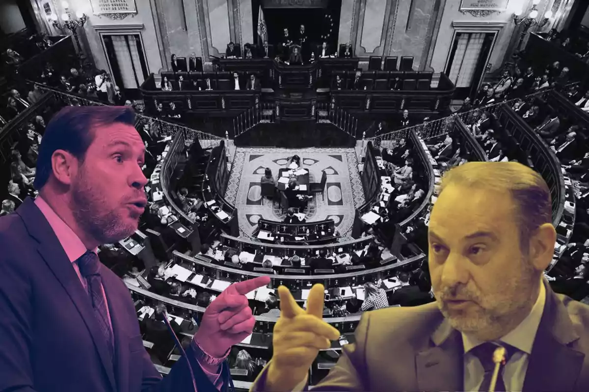 Dos hombres discutiendo en un parlamento lleno de gente.