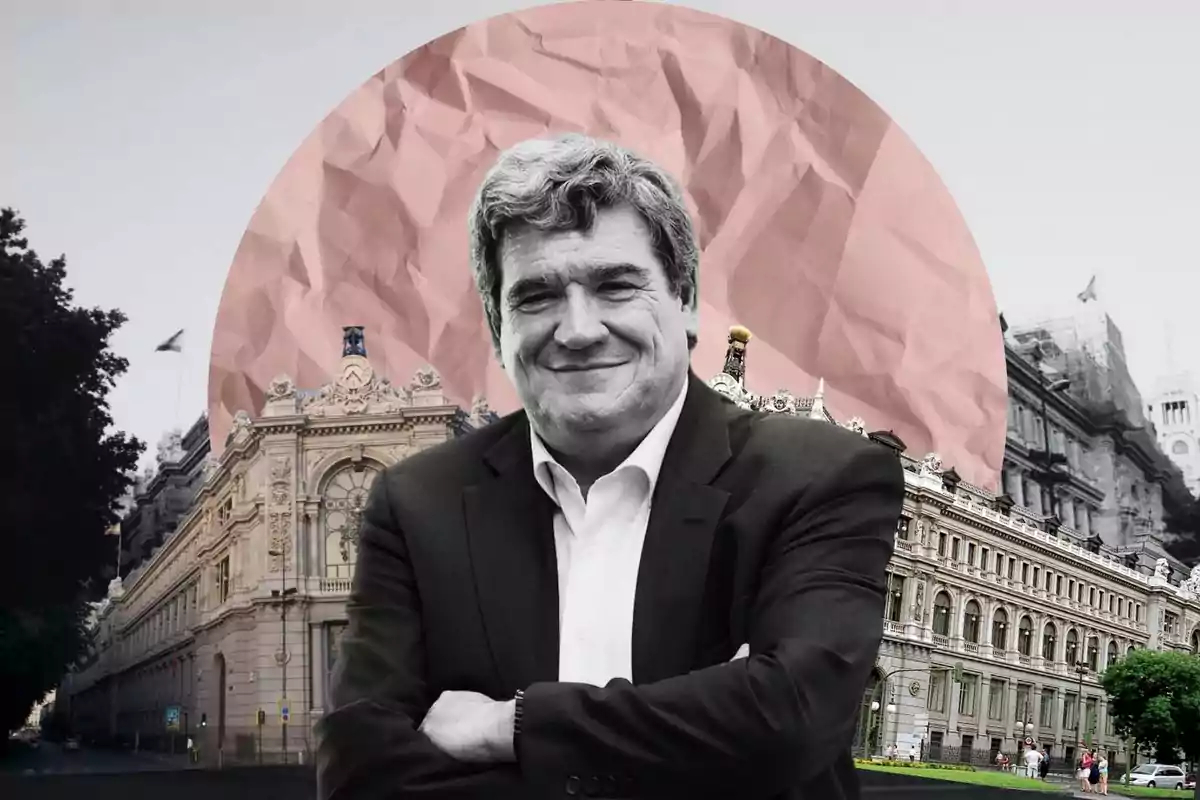 Hombre de traje sonriendo con los brazos cruzados frente a un edificio histórico con un fondo artístico de un círculo rosa arrugado.