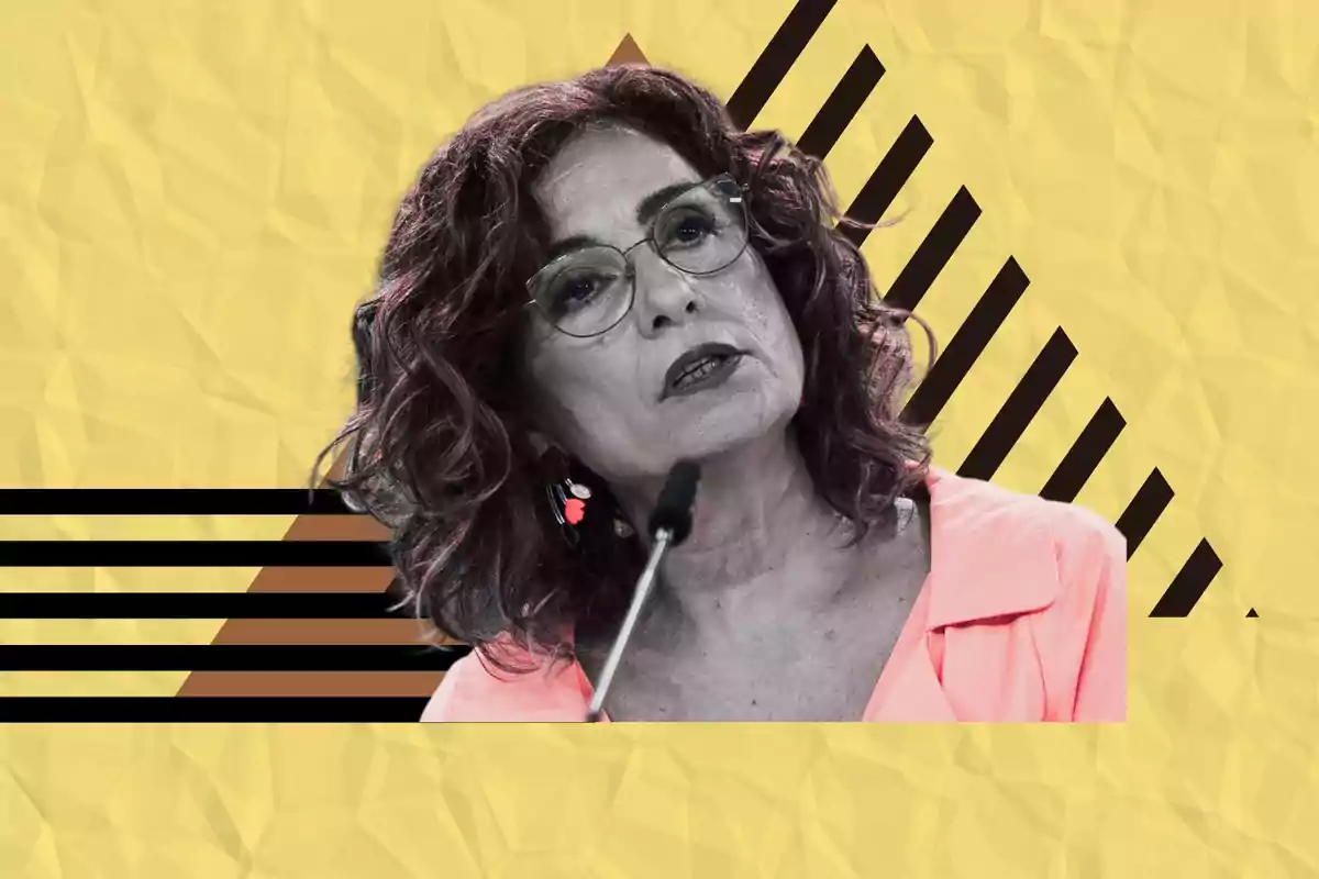 Mujer con gafas y cabello rizado hablando en un micrófono con fondo amarillo y diseño geométrico.