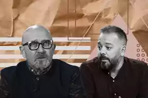 Dos hombres conversando en un fondo con diseño geométrico y textura de papel.