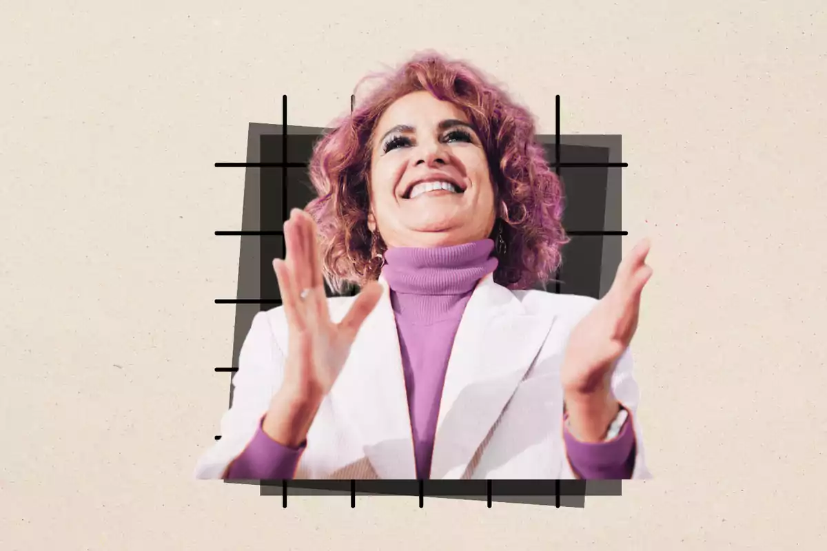 Mujer de cabello rizado y teñido de color violeta sonriendo y aplaudiendo, vestida con un suéter y saco blanco sobre un fondo beige con líneas negras.