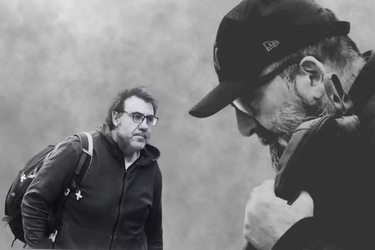 Un hombre con gafas y mochila aparece dos veces en la imagen, una vez de pie y otra vez en un primer plano con gorra y barba.