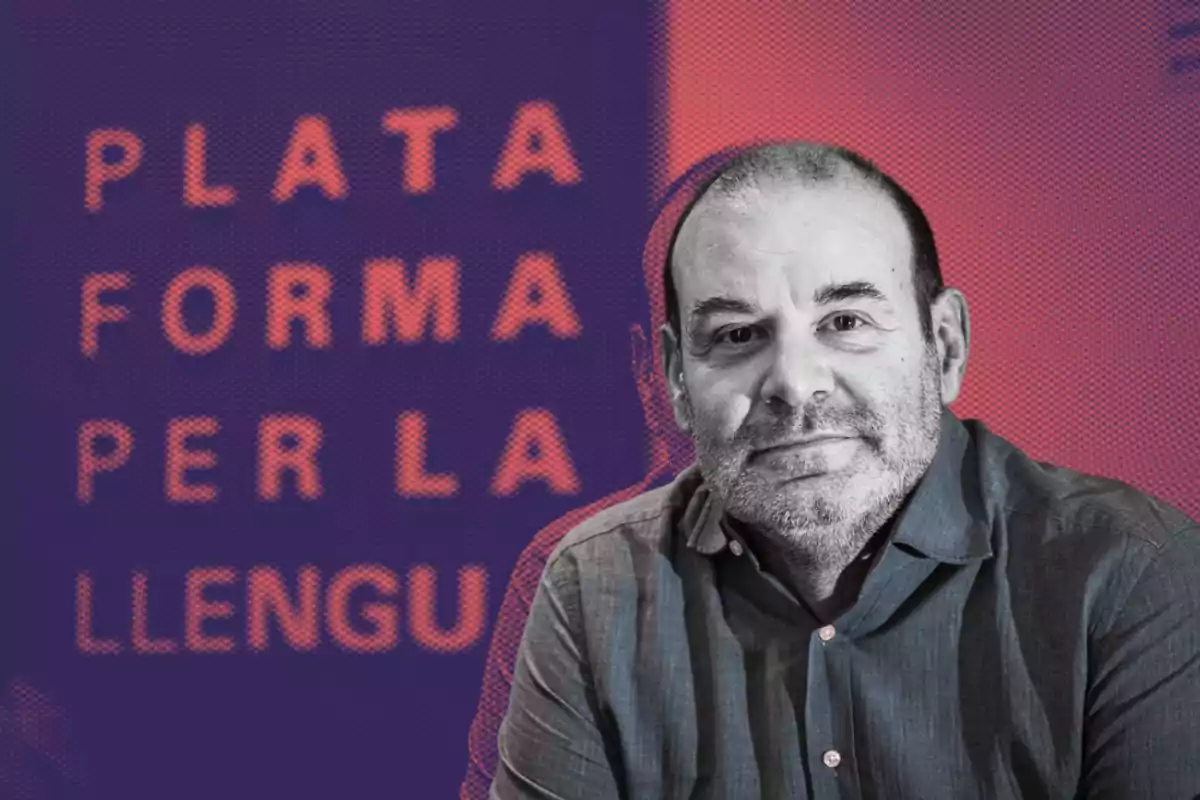 Un hombre con camisa oscura frente a un fondo con texto que dice "Plataforma per la llengua".