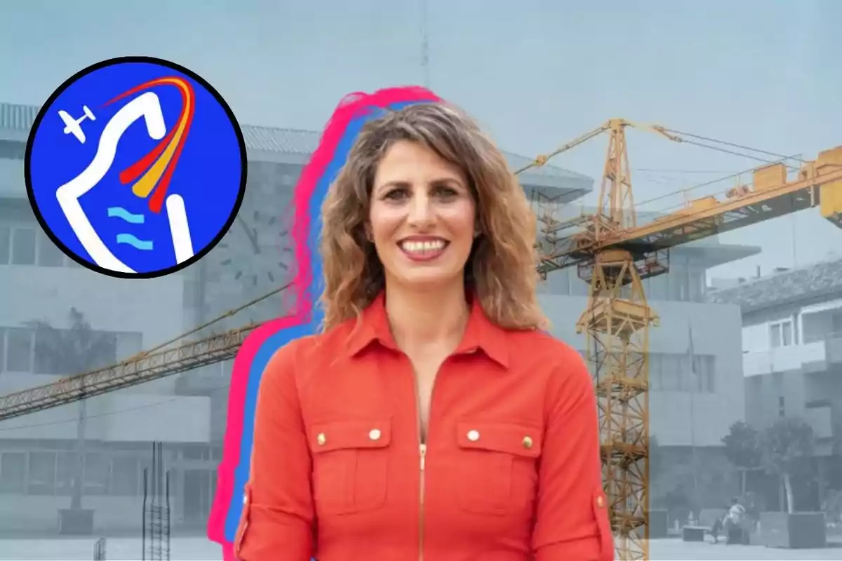 Mujer sonriendo con camisa roja frente a una grúa y un edificio, con un logotipo circular azul a la izquierda.