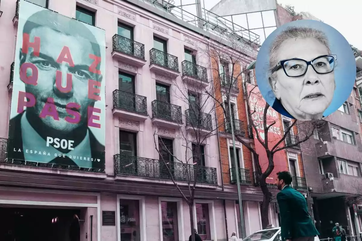 Un edificio con un cartel grande del PSOE que dice "Haz que pase" y un retrato de una persona mayor con gafas en un círculo azul.