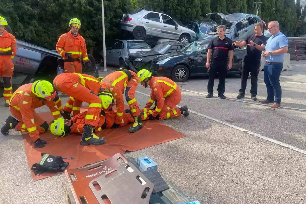 El presidente del Consorcio Provincial de Bomberos, Avelino Mascarell, en una demostración