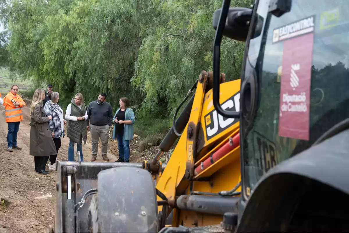 Marta Barrachina, presidenta de la Diputacion de Castellon, durante una visita a un acceso rural