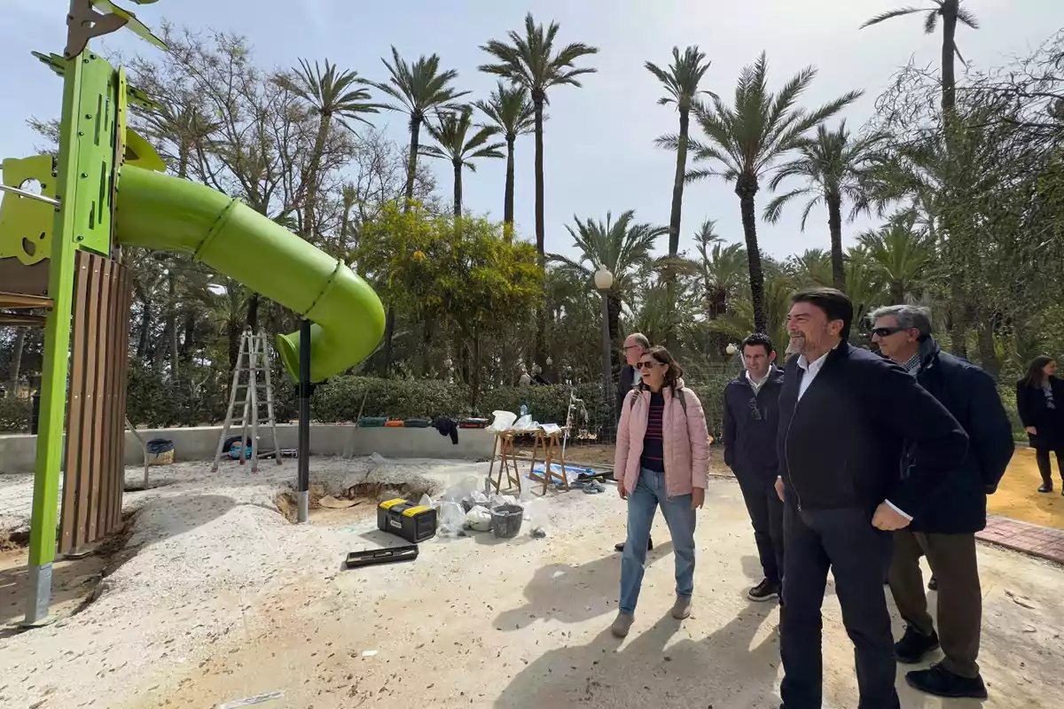 El alcalde, Luis Barcala, junto al vicealcalde y concejal de Parques y Jardines, Manuel Villar