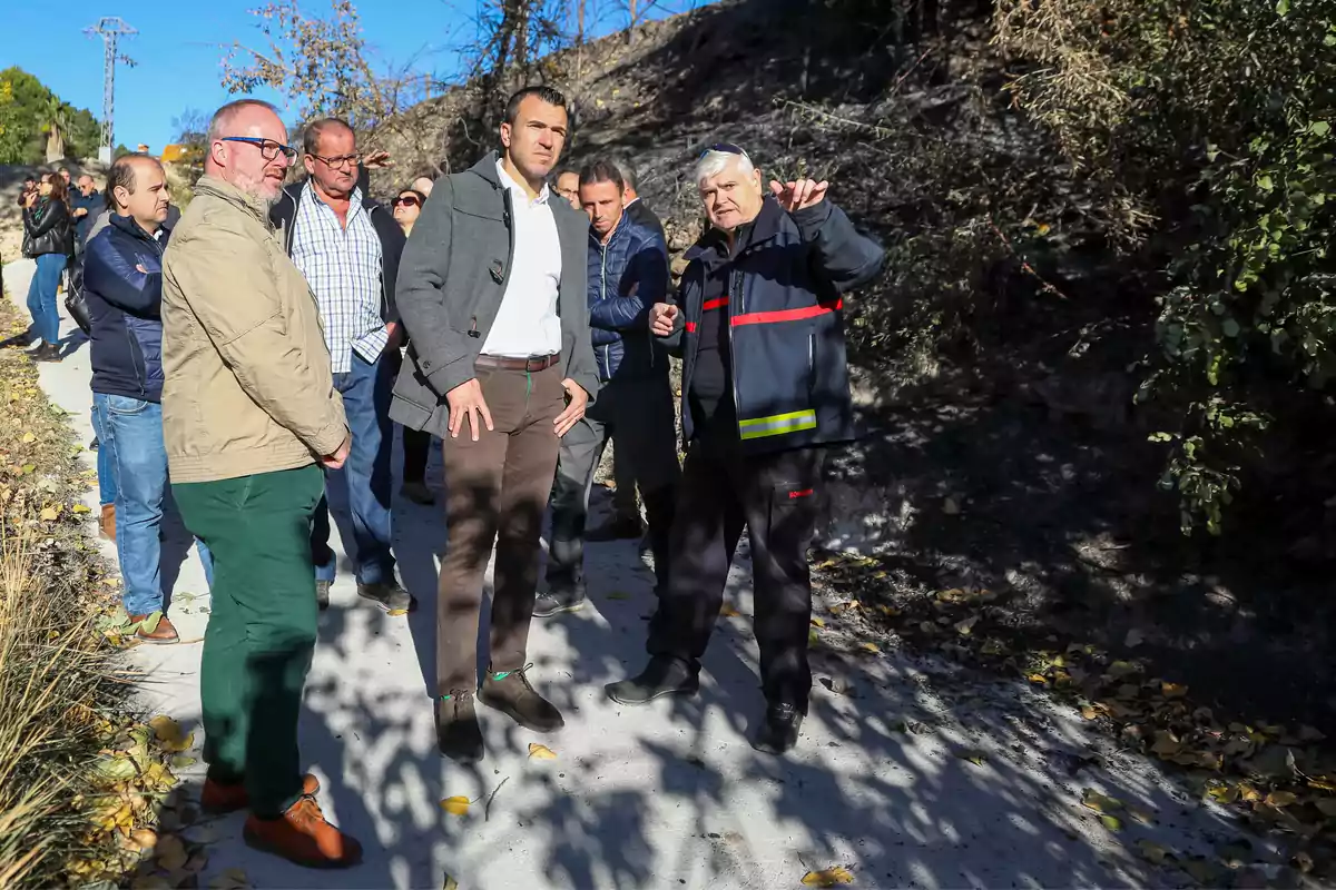 Vicente Mompó, presidente de la Diputación de Valencia, supervisando los trabajos en el monte