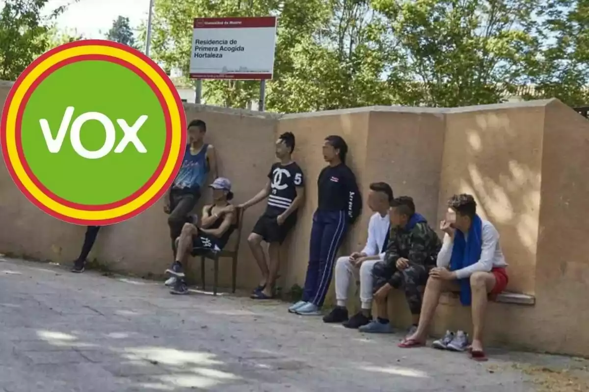 Un grupo de jóvenes sentados y de pie junto a una pared, con un cartel que dice "Residencia de Primera Acogida Hortaleza" y un logotipo de VOX superpuesto en la imagen.