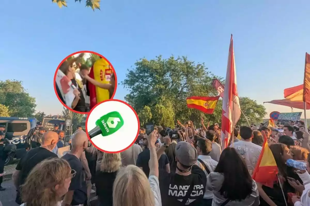 Manifestación con varias personas portando banderas de España y pancartas, presencia policial y un recuadro ampliado mostrando un micrófono verde de laSexta