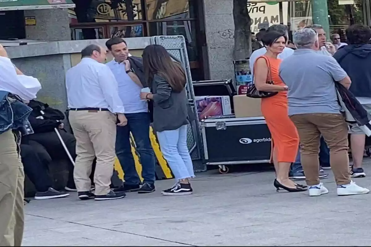 La reportera de EDATV le pregunta al Candidato del PNV Imanol Pradales en medio de un mitin