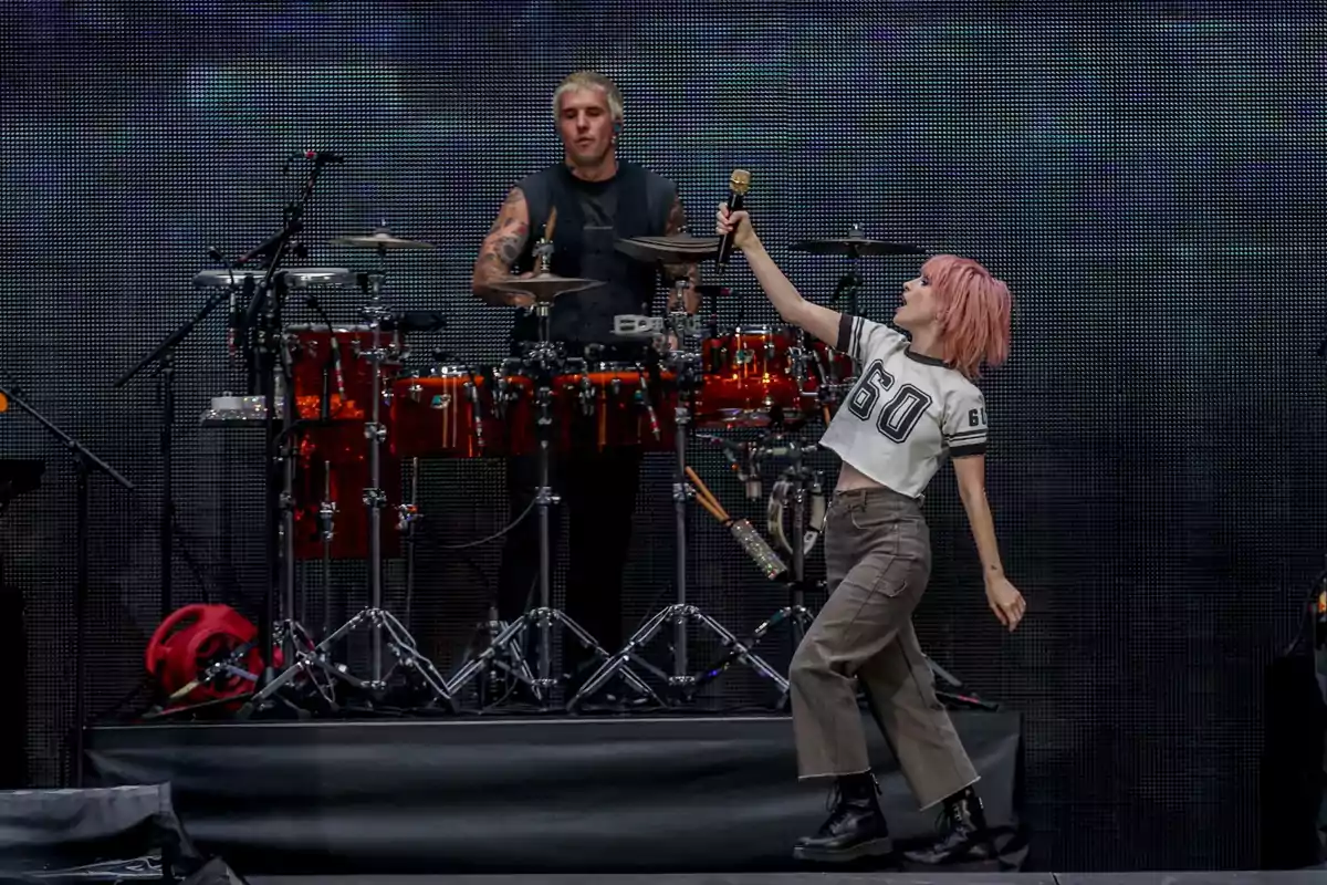 El grupo Paramore durante un concierto, en el Estadio Santiago Bernabéu, a 29 de mayo de 2024, en Madrid