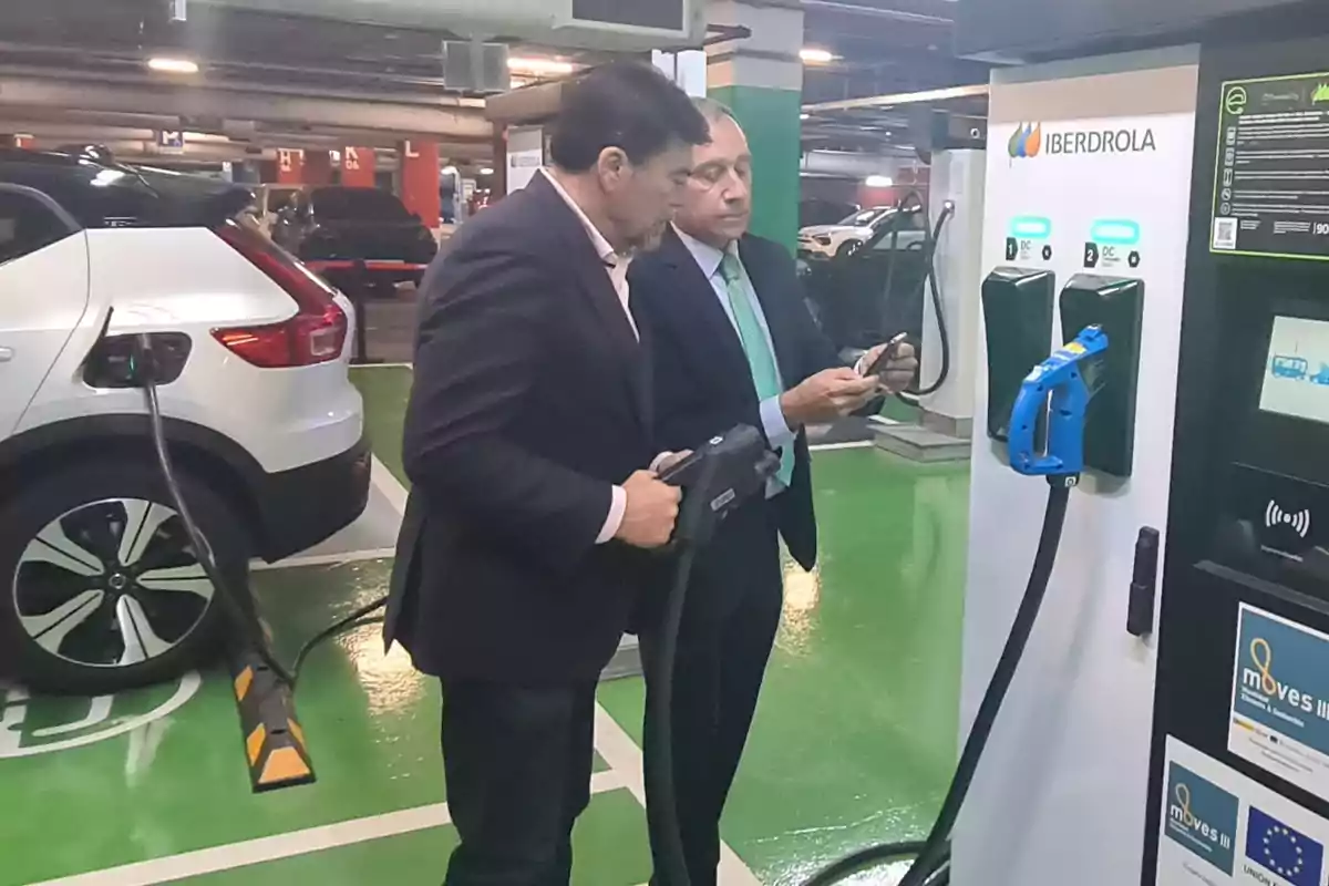 El alcalde de Alicante, Luis Barcala, en la puesta en marcha de la red coordinada de puntos de recarga para vehículos eléctricos