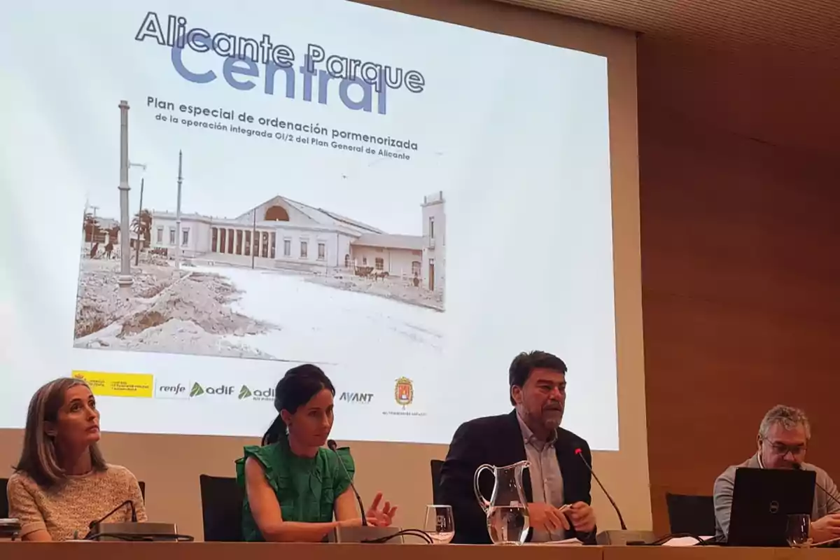 El alcalde de Alicante, Luis Barcala, presentando hoy el proceso de consulta pública para el desarrollo del Parque Central