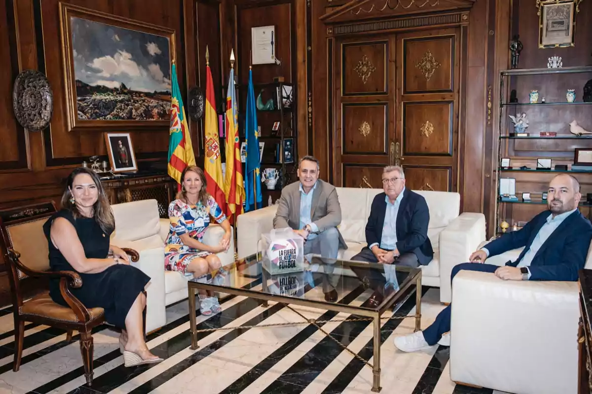 La alcaldesa de Castellón, Begoña Carrasco, con el jefe de gabinete de presidencia de La Liga, Victor Manuel Martín, el responsable de Relaciones Institucionales, José Antonio Montero, y el Director General Ejecutivo del CD Castellón, Alberto González.