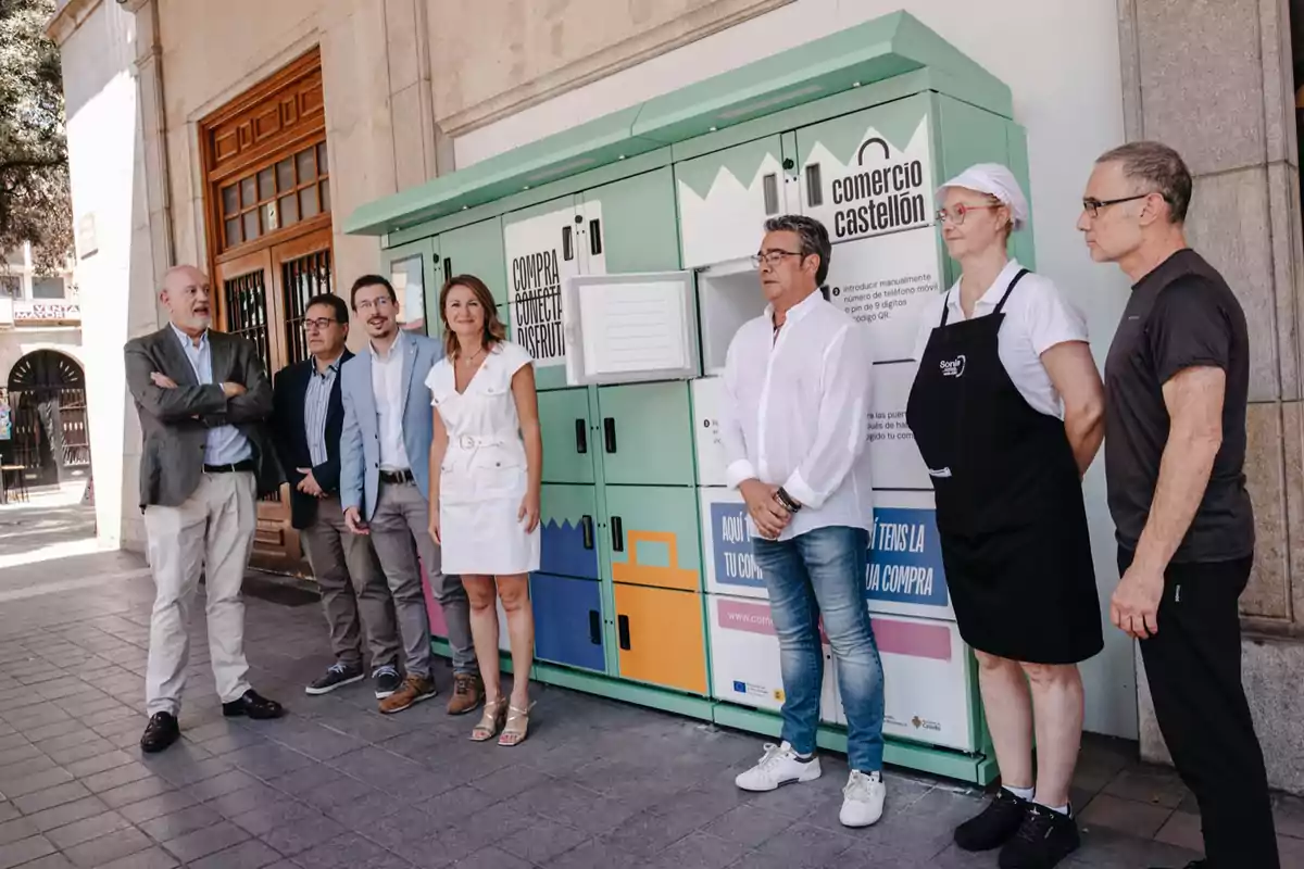 La alcaldesa de Castellón, Begoña Carrasco, acompañada del concejal de Comercio, Alberto Vidal, y del edil de Modernización, Paco Cabañero, el gerente del Mercado Central, Jose Luis Hernández, y la presidenta de la asociación de vendedores del Mercado Central, Sonia Castillo