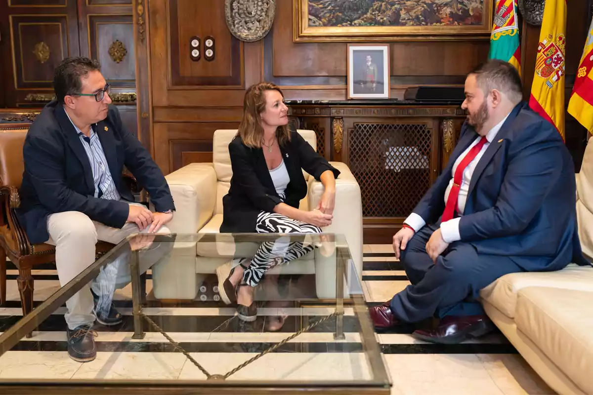 La alcaldesa, Begoña Carrasco, y el concejal de Participación Ciudadana, Modernización y Transparencia, Paco Cabañero, durante el encuentro con el Director General de Transparencia y Participación, José Salvador Tárrega