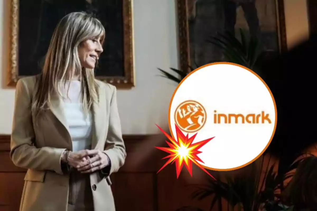 Una mujer de pie con un traje beige, al fondo hay cuadros y plantas, y en primer plano aparece un logotipo de la empresa Inmark.